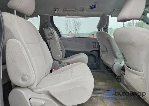 2018 Toyota Sienna Le 8-Passenger z USA, uszkodzony, nr VIN 5TDKZ3DC0JS947297